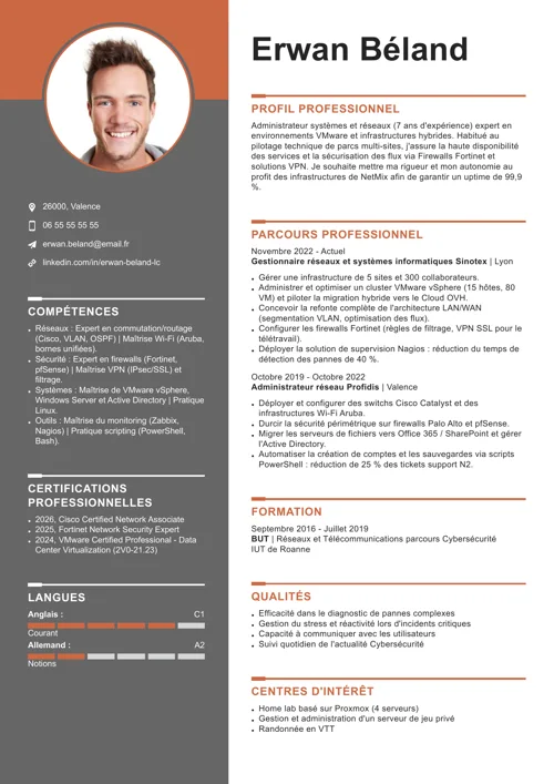Exemple de CV d'administrateur réseaux avec photo, colonne latérale grise et éléments graphiques orange