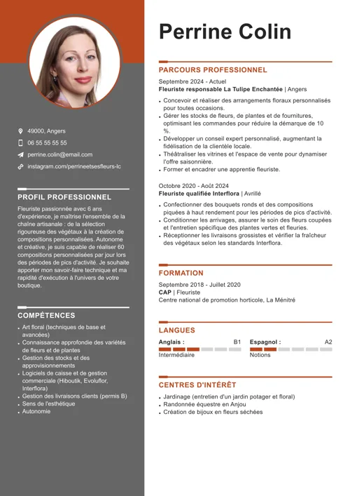 Exemple de CV de fleuriste avec photo, colonne latérale grise et éléments graphiques rouges