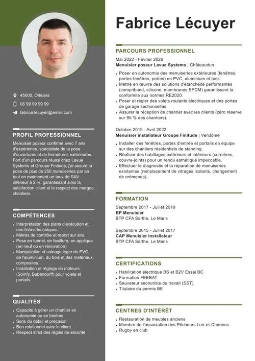 Exemple de CV de menuisier avec photo, colonne latérale grise et éléments graphiques verts 