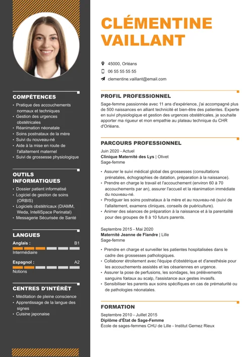 Exemple de CV de sage-femme avec photo, colonne latérale grise et éléments graphiques orange