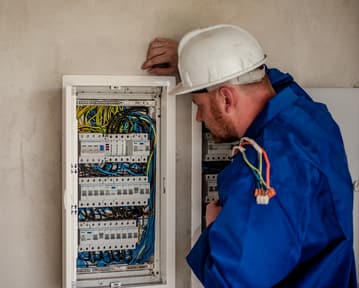 CV électricien [exemples tout secteur + compétences]
