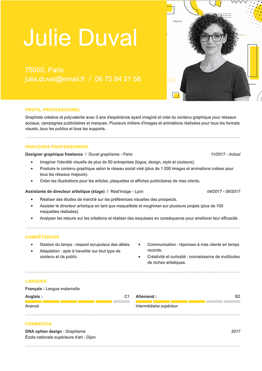 Modèle de CV original avec grand bandeau jaune et photo