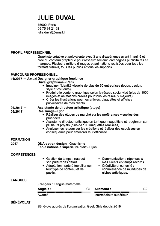 Modèle de CV simple en noir et blanc, centré et épuré