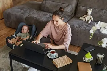 87 % des mères actives dissimulent leur parentalité